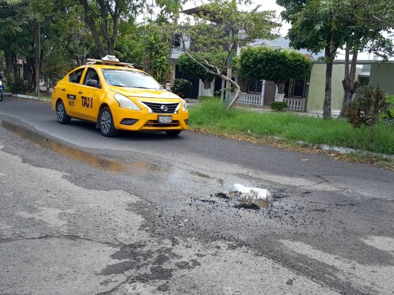 Fuga de agua potable suma tres semanas en avenida Colima
