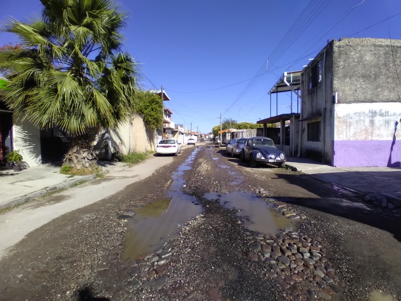 Fuga de agua potable tiene 5 día sin ser atendida