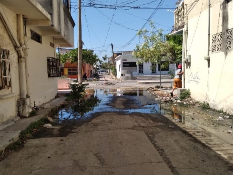 Fuga de agua potable y drenaje afecta al Barrio Cantarranas