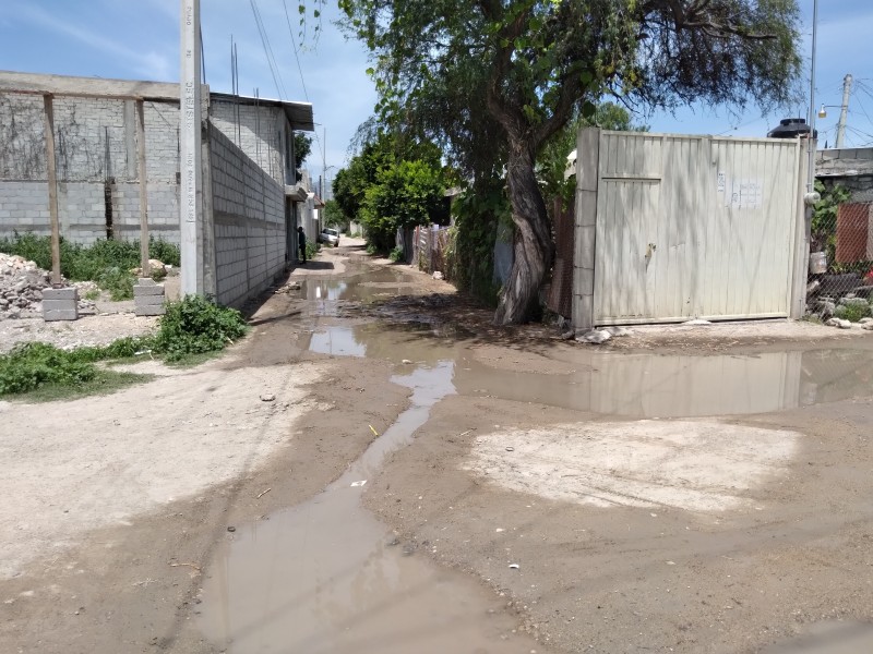 Fuga de agua sin ser atendida en Colonia Santa Catalina