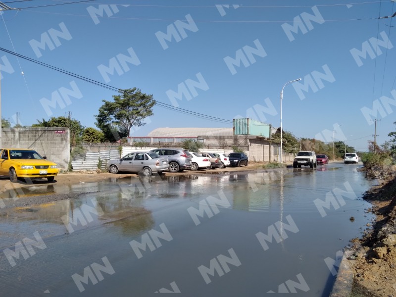 Fuga de aguas negras afecta a la Refinería y transeúntes