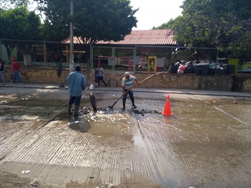 Fuga de aguas negras afecta escuelas y vecinos