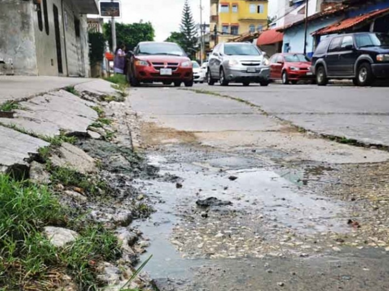 Fuga de aguas negras cerca de escuelas y restaurantes