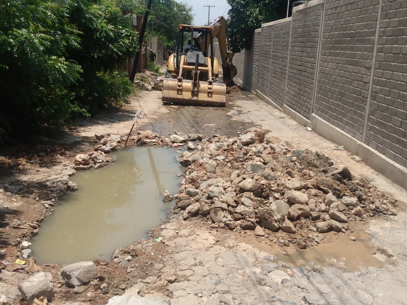 Fuga de aguas negras cumple 3 semanas en barrio Lieza