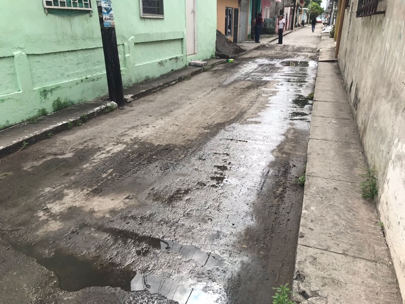 Fuga de aguas negras en callejón Lázaro Cárdenas