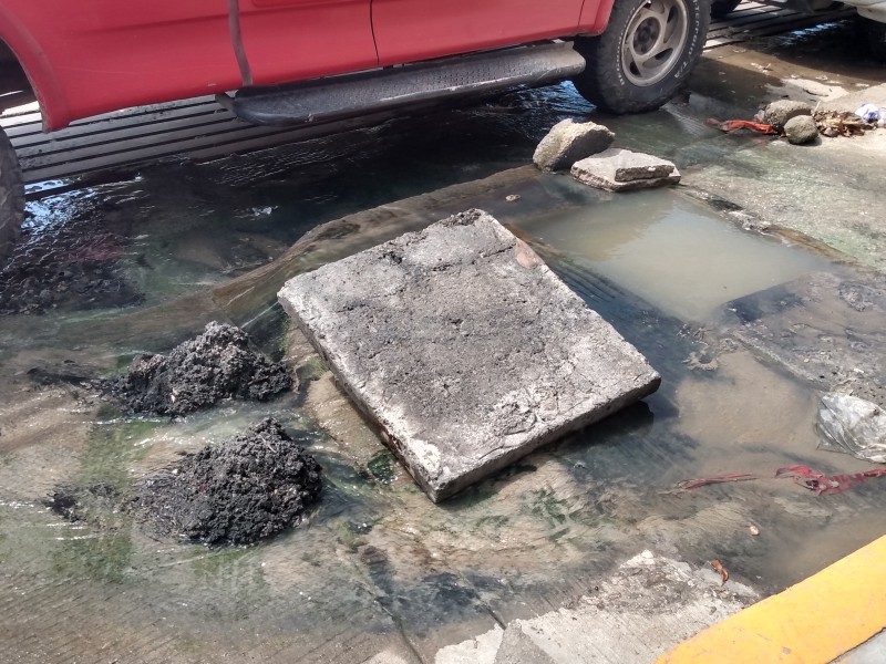 Fuga de aguas negras en calzada Teniente Azueta