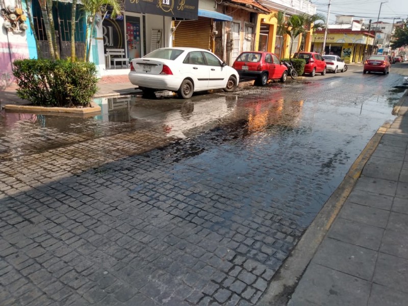 Fuga de aguas negras en pleno centro de Veracruz