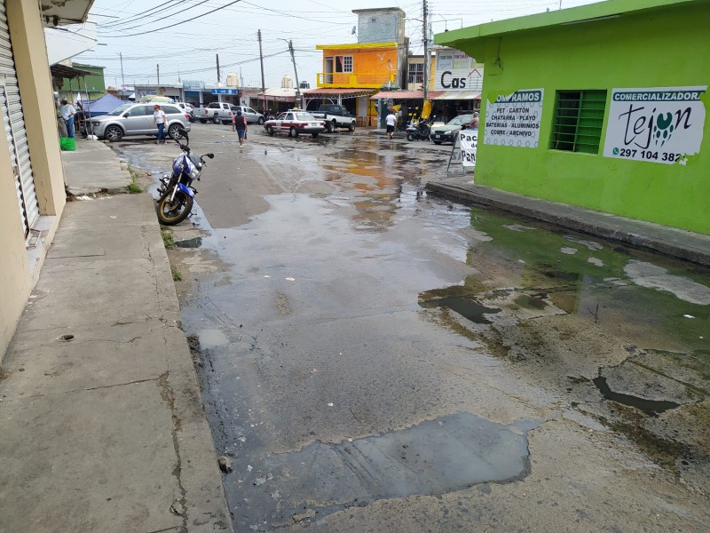 Fuga de aguas negras en zona de mercados de Alvarado