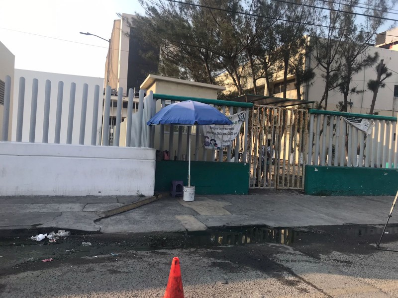 Fuga de aguas negras enfrente de Hospital del IMSS