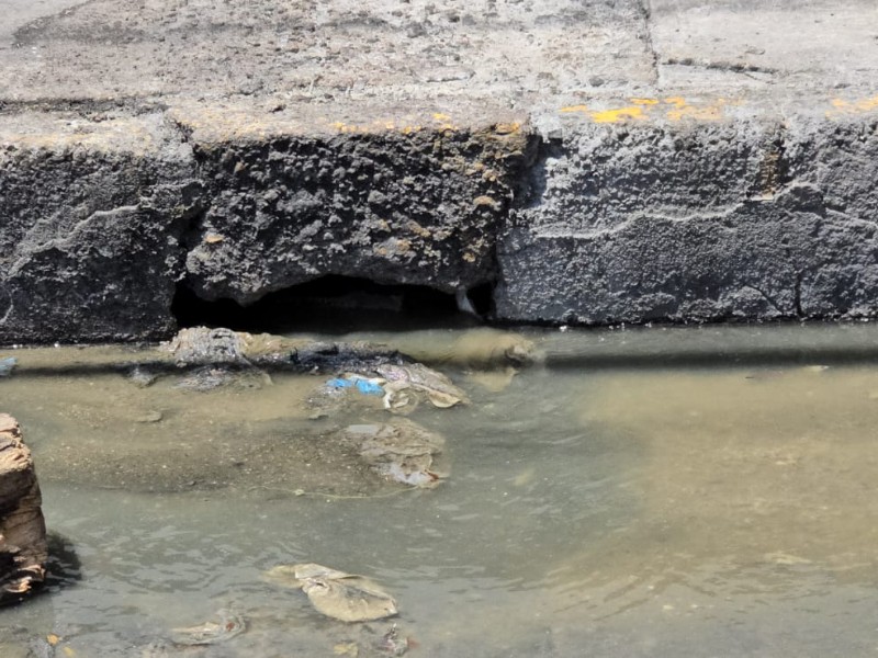 Fuga de aguas negras genera preocupación sanitaria en Tepic