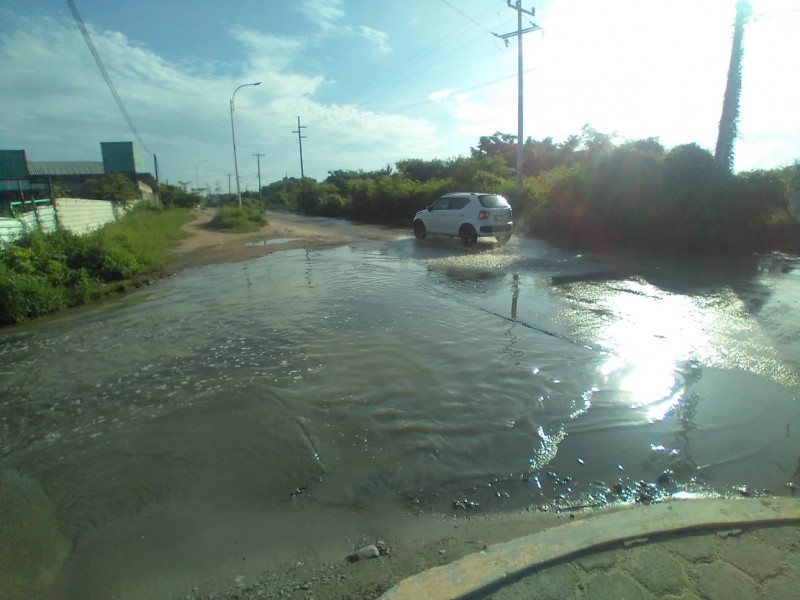 Fuga de aguas negras inunda avenida oleoducto en Salina Cruz