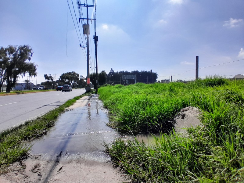 Fuga de aguas negras inunda banquetas de Calzada al Pacífico