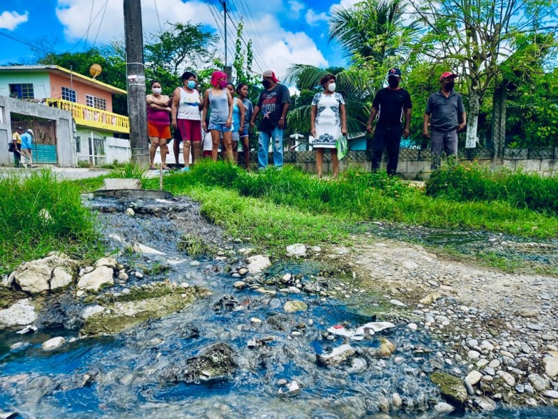 Fuga de aguas negras inunda casas en la Ochoa