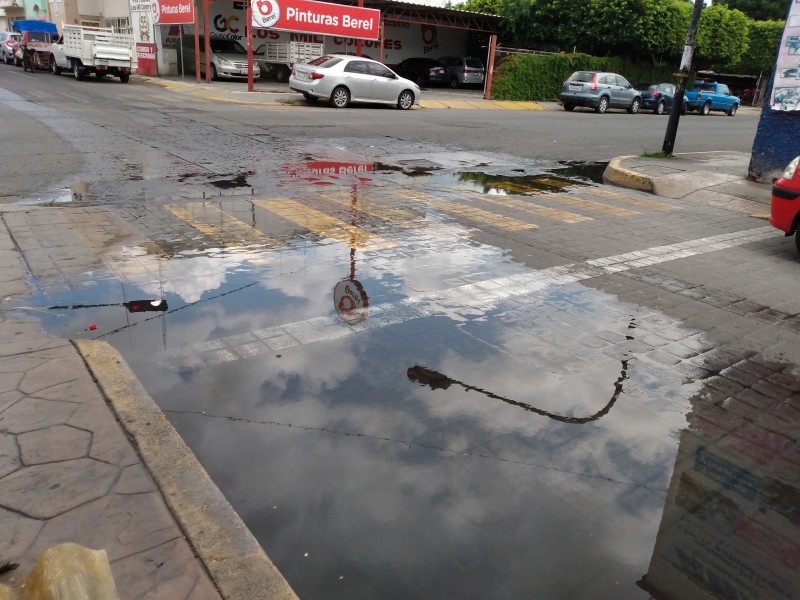 Fuga de aguas negras llega a Av. Allende