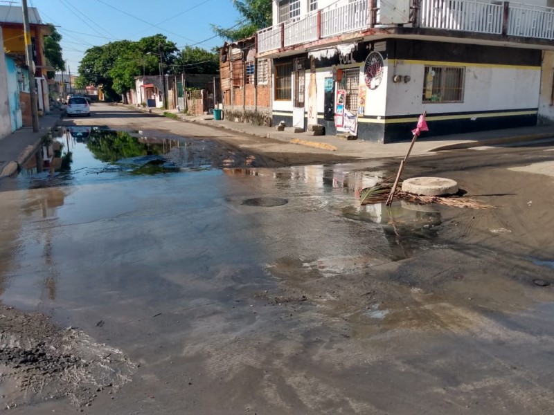 Fuga de aguas negras provoca molestia a vecinos