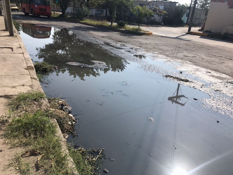 Fuga de aguas negras provoca problemas de salud