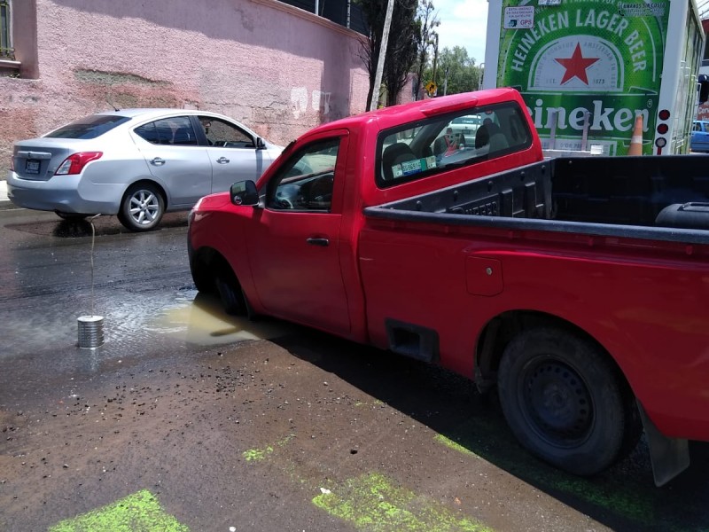 Fuga de aguas negras provocó socavón en Manufactura