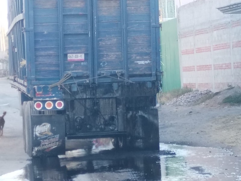 Fuga de combustible de camión pone en riesgo a vecinos