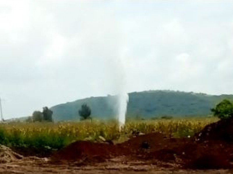 Toma clandestina provoca fuga de combustible