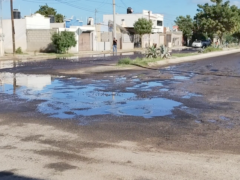 Fuga de drenaje en la colonia Santa Fe