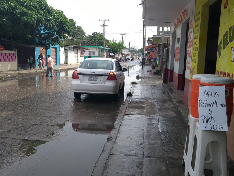 Fuga de drenaje genera mal aspecto a comercios