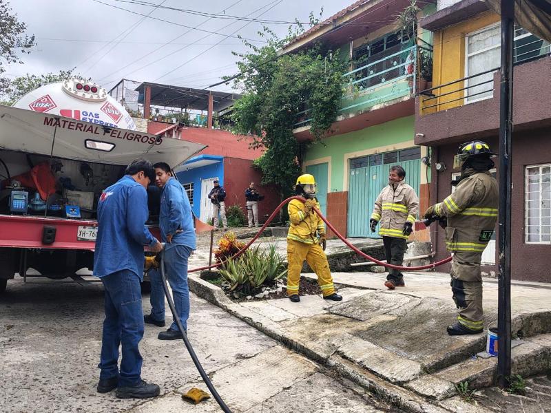 Fuga de gas en pipa provoca cierre de calle en Xalapa