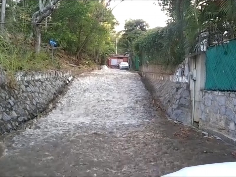 Fuga en línea principal deja sin agua Zihuatanejo