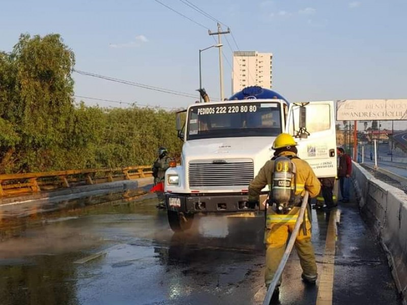 Fuga en pipa de gas provoca cierre en Periférico