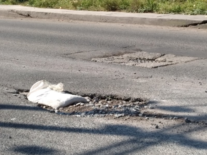 Fuga ocasionó aparición de un bache desde hace un año