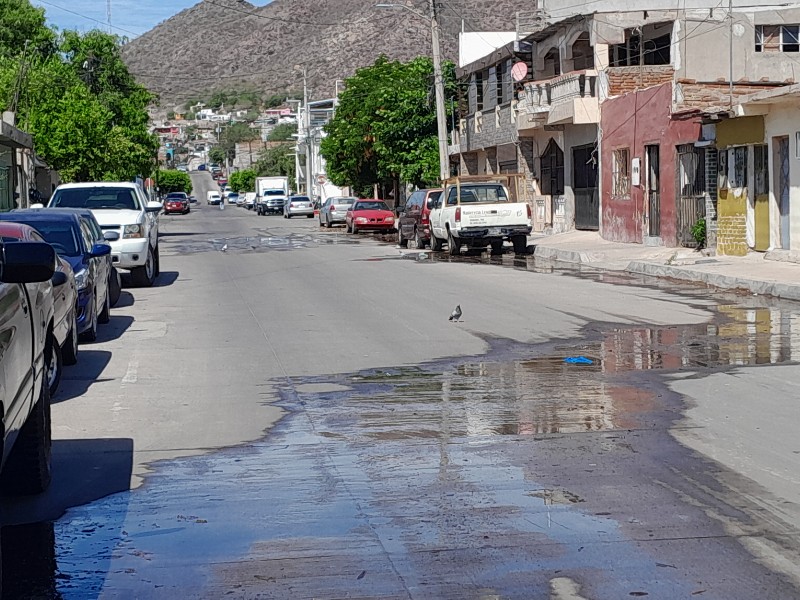 Persisten fugas de agua en centro de Guaymas