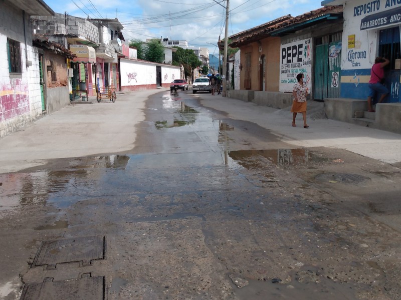 Fugas de agua potable afecta obra recién inaugurada en Tehuantepec