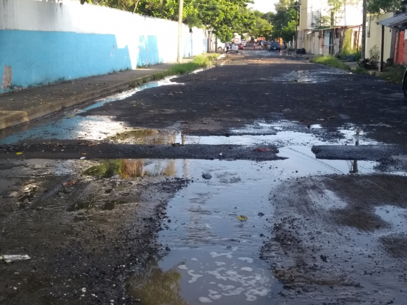 Fugas de agua potable en calle Democracia