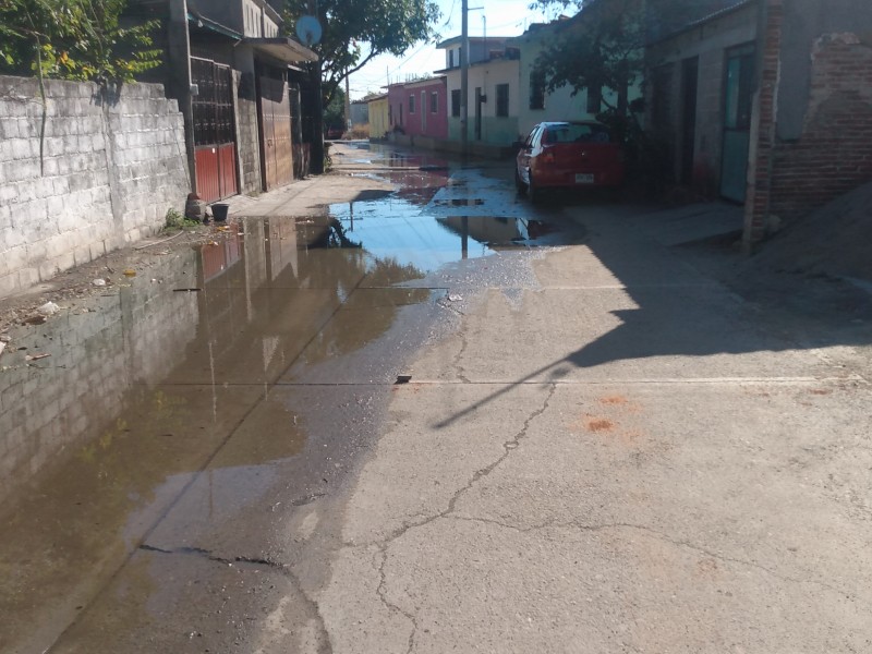 Fugas de agua potable ignoradas por autoridades en Tehuantepec