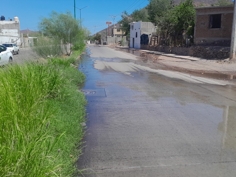 Fugas de agua potable persisten en la ciudad; vecinos exigen atención inmediata