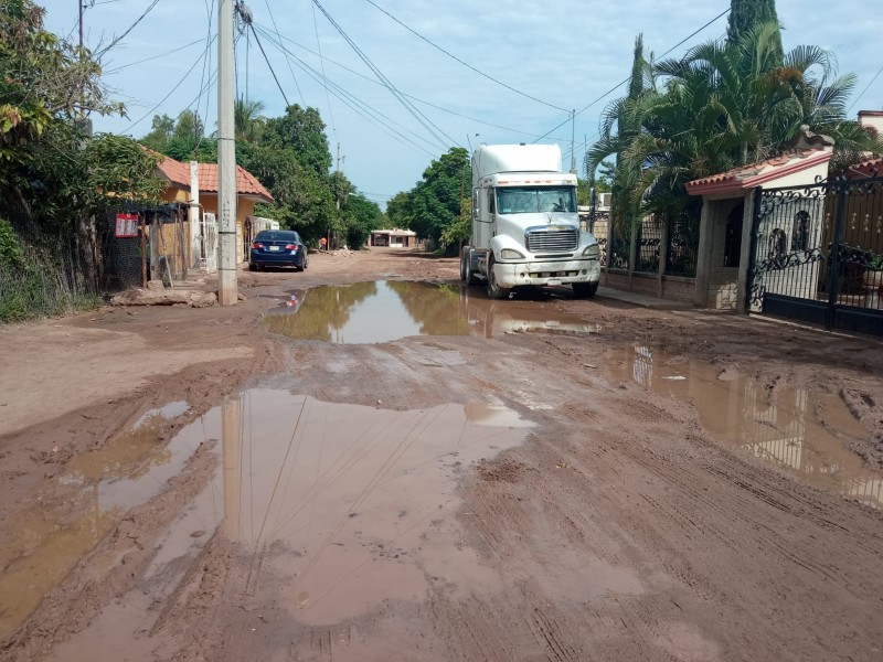 Fugas de agua una constante en JJR, reclaman atención