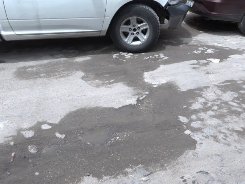 Fugas de agua y baches en colonia 5 de mayo