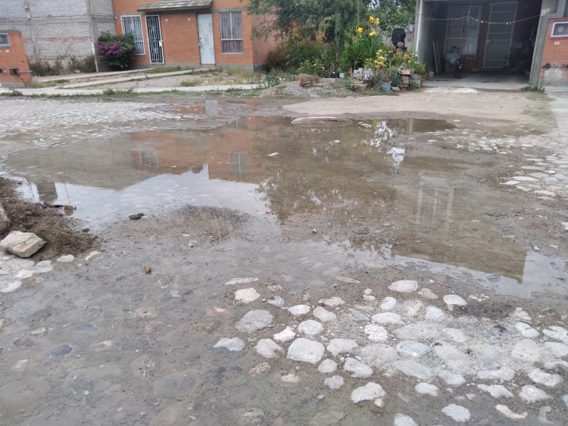 Fugas de agua y drenaje consecuencia de tuberías obsoletas