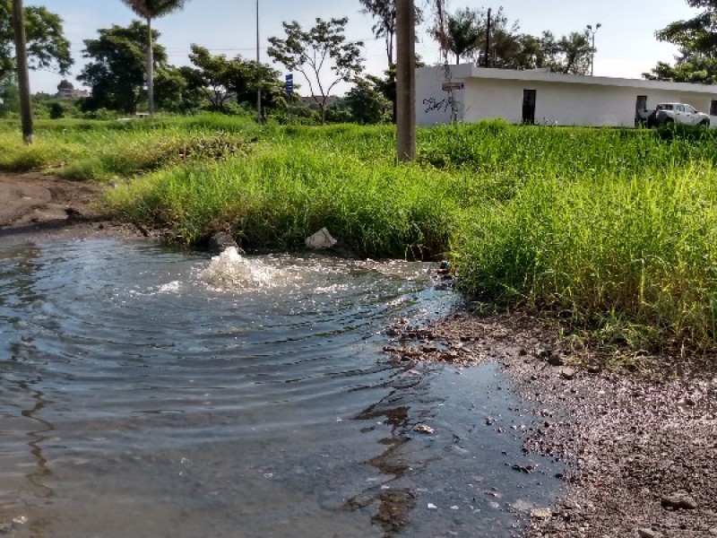 Fugas de agua y encharcamientos molestan a vecinos