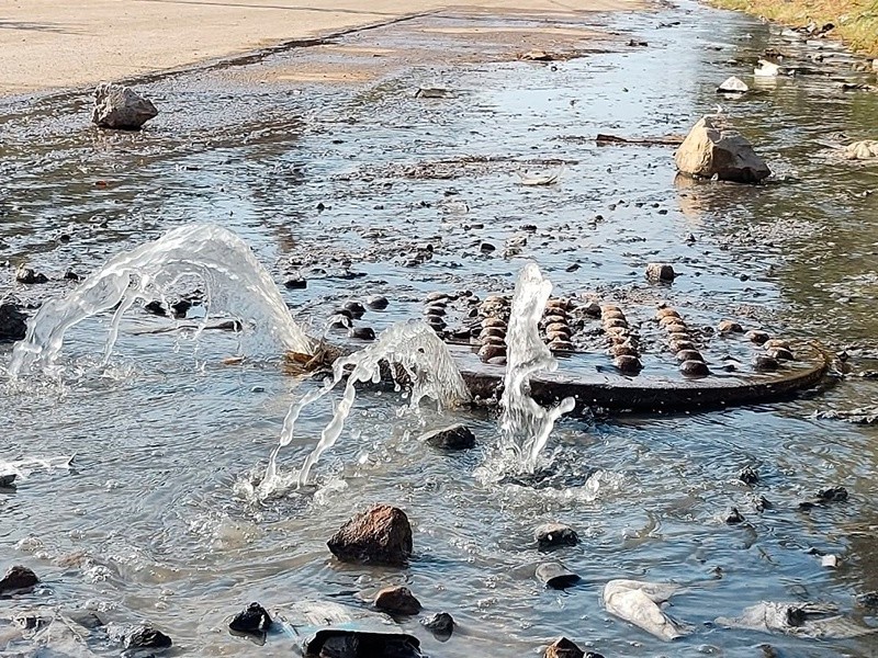 Fugas de aguas negras invaden las calles colimenses