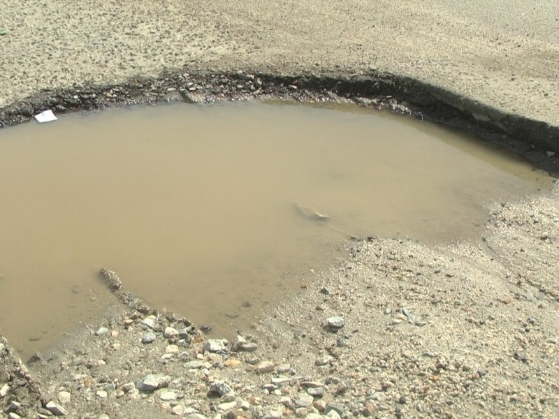 Fugas provocan baches en calles de CSL