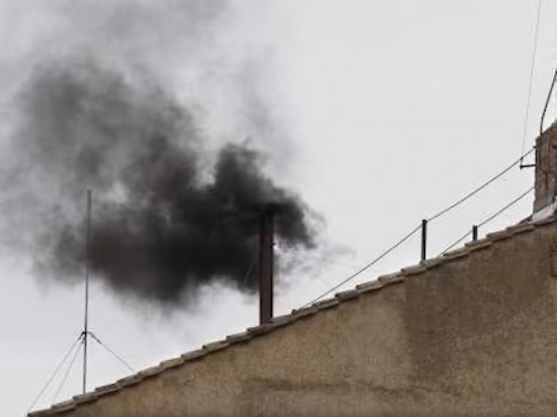 Fumata negra; Cardenales aún no eligen al nuevo Papa
