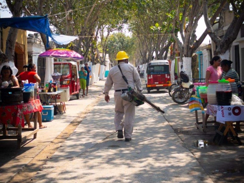 Fumigan panteones de Juchitán ante inicio de Semana Santa