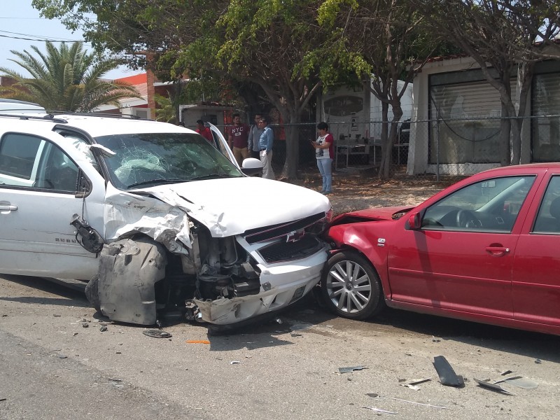 Funcionario provoca choque de vehiculos