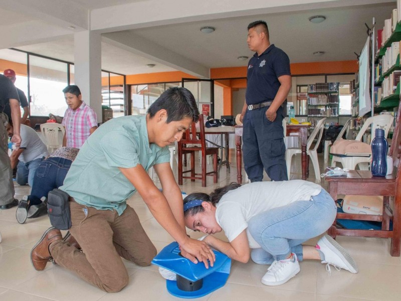 Funcionarios de Tepetzintla reciben cursos de primeros auxilios