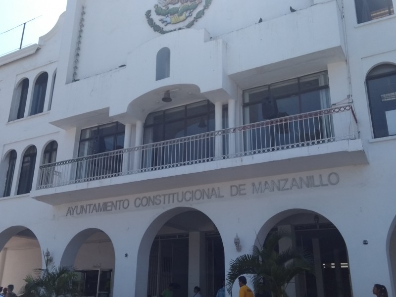 Funcionarios del ayuntamiento de Manzanillo no reciben salario