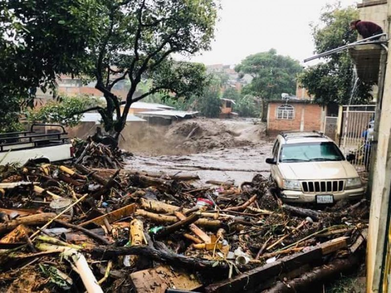 Furte lluvia desborda dos ríos en Peribán