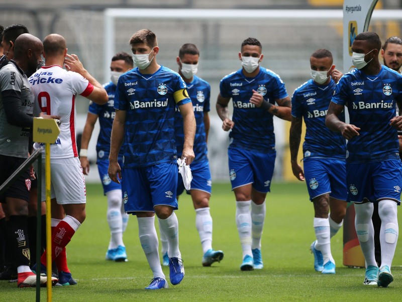 Fútbol regresaría con cubrebocas