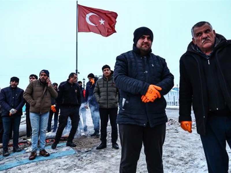 Futbol turco se vuelca con los afectados por terremoto