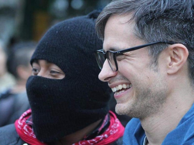 Gael García recibe reconocimiento de cine del EZLN