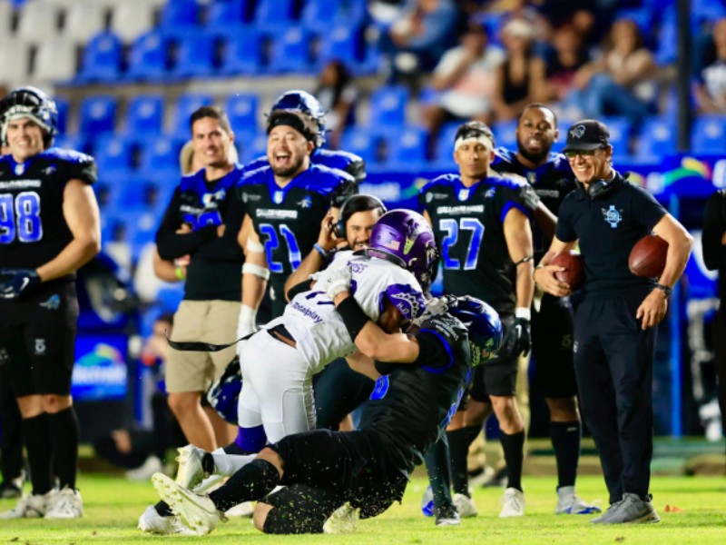 Gallos se impone ante Dinos en La  Corregidora